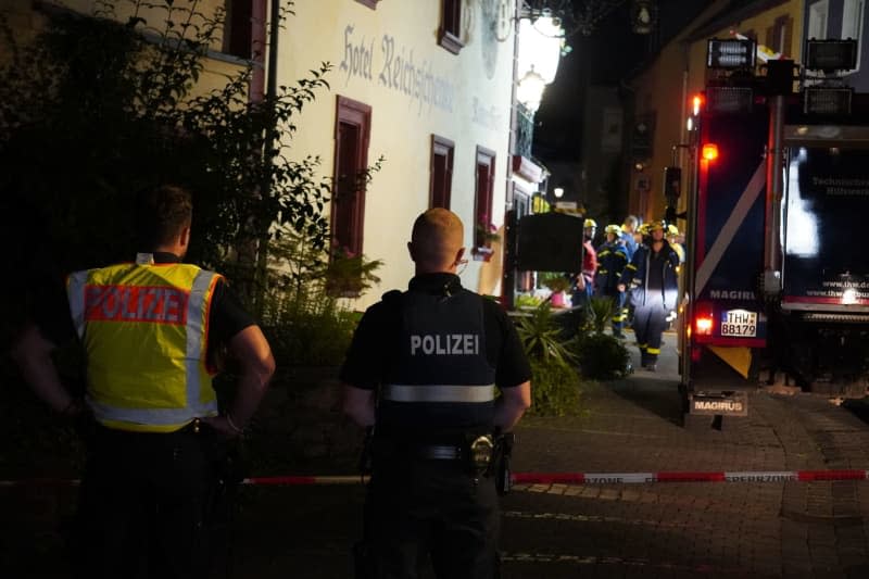 Police and firefighters are on duty after the collapse of a hotel. According to the latest information, nine people may be under the rubble and there is contact with some of them, the police announced on Wednesday night. Florian Blaes/dpa