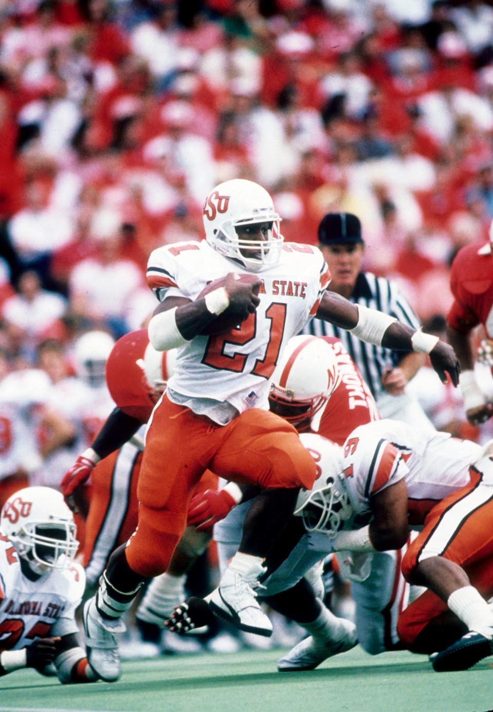 Oct 15, 1988, Lincoln, NE, USA; FILE PHOTO; Oklahoma State Cowboys running back Barry Sanders (21) carries the ball against the Nebraska Cornhuskers at Memorial Stadium during the 1988 season. Mandatory Credit: Malcolm Emmons-USA TODAY Sports usp [Via MerlinFTP Drop]