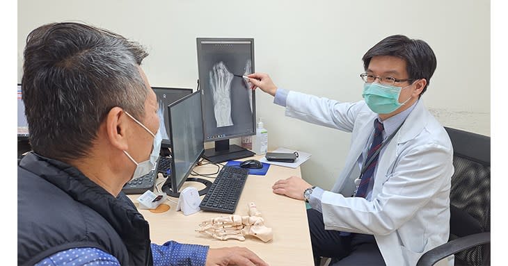 洪濬麒醫師表示，長者強化足部肌肉可預防及改善拇趾外翻。（圖片提供／衛生福利部臺北醫院）