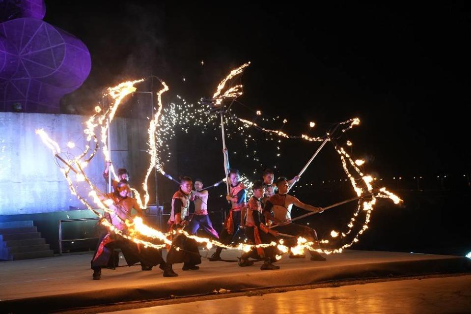 屏東夏日狂歡祭四日晚上閉幕式再度邀請「即將成真火舞團」加碼獻演「魚躍火龍護台灣」火舞劇。（記者鄭伯勝翻攝）