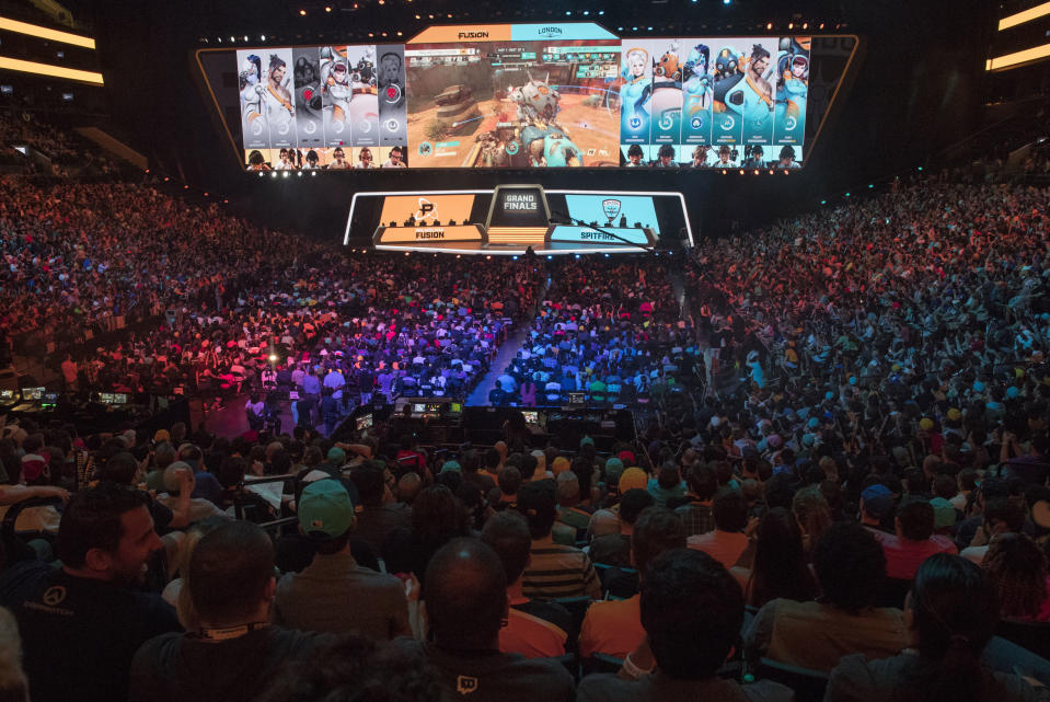 Los eSports mueven a muchos fanáticos en todo el mundo como se puede comprobar en esta foto en la que se ve competiendo al equipo Philadelphia Fusion y el London Spitfire durante el Overwatch League Grand Finals, celebrado en el Barclays Center de Brooklyn, New York. Foto: AP Photo/Mary Altaffer, File.