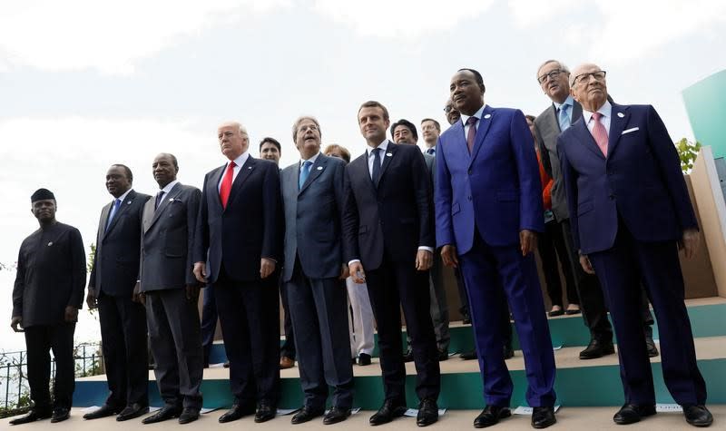 Les chefs d'Etat du G7 et des dirigeants africains. Le G7 s'est engagé samedi à lutter contre le protectionnisme, surmontant les résistances de Donald Trump qui continue à développer sa position de "l'Amérique d'abord", thème sur lequel il a été élu, mais ne sont pas parvenus à s'accorder sur la question de la lutte contre le réchauffement climatique. /Photo prise le 27 mai 2017/REUTERS/Jonathan Ernst