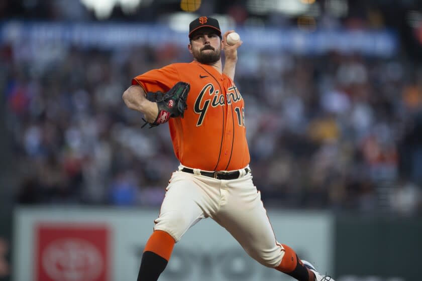 El cubano Carlos Rodón, de los Gigantes de San Francisco, cumple con su apertura ante los Piratas de Pittsburgh, el viernes 12 de agosto de 2022 (AP Foto/D. Ross Cameron)