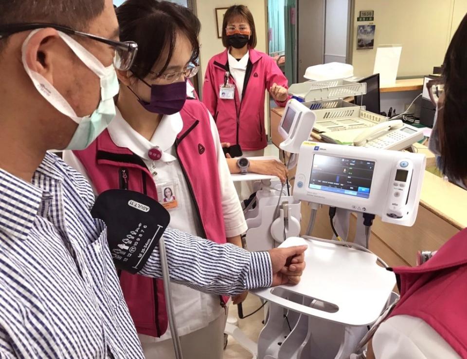 門諾醫院引進「無線傳輸型生理監視器」，大幅簡化護理工作流程，減少工作負荷。（記者林有清攝）