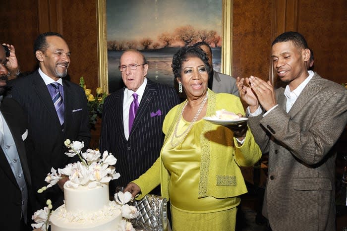 Clifton Davis, Clive Davis, Aretha Franklin y su hijo Kecalf Franklin en el 72 cumpleaños de la cantante