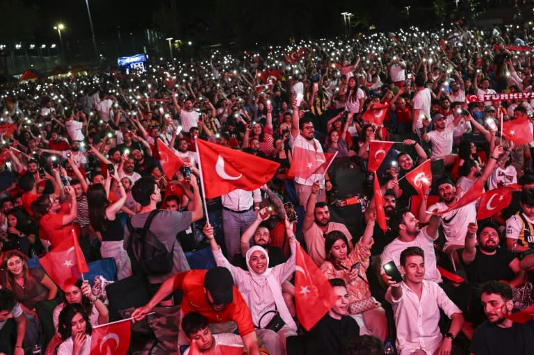 Un grupo de aficionados celebra el triunfo de Turquía sobre Austria en octavos de la Eurocopa, el 2 de julio en Estambul (KEMAL ASLAN)