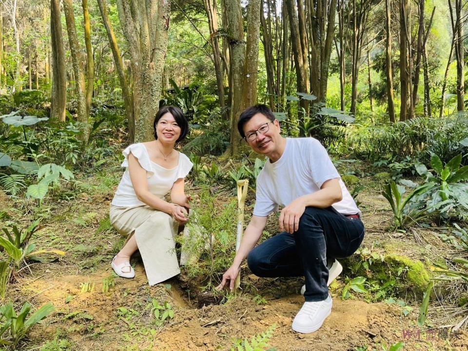 ▲薰衣草森林董事長王村煌(右)、創辦人林庭妃(左) 今日於園區舉行植樹活動，一起種下樹苗。(圖/記者顏淑娟攝)