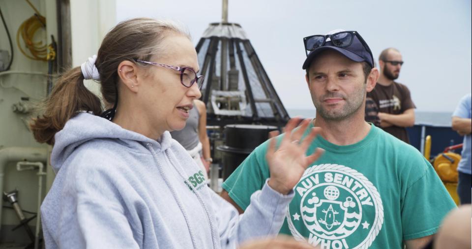 Oceanographer Samantha Joye and deep-sea ecologist Erik Cordes chat aboard the research vessel Atlantis in August 2018. (Photo: DEEP SEARCH Ivan Hurzeler/Erin Henning)