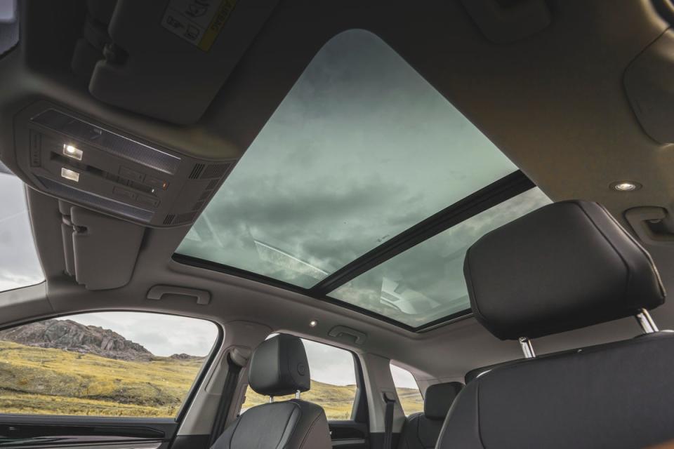 Backseat viewer: the tilting and sliding panoramic sunroof covers almost the entire roof (Volkswagen)