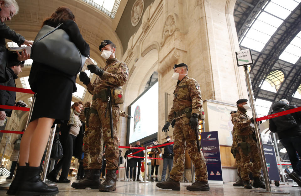 Il virus esplode in Lombardia, la provincia di Bergamo si rivela il focolaio più attivo d'Italia. Dopo giorni di attesa, l'intera regione diventa zona rossa. (AP Photo/Antonio Calanni)