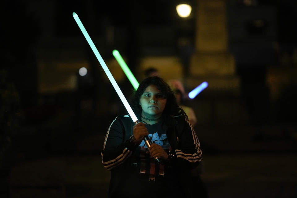 Maroli Martínez, de 19 años, aprende a cómo utilizar un sable láser en un parque de la Ciudad de México, el jueves 20 de junio de 2024. Martínez es estudiante de la Jedi Knight Academy de México que es una escuela de combate y coreografía con sable láser fundada en 2019 y que ha sido un sueño para los fanáticos de la saga de Star Wars. (AP Foto/Eduardo Verdugo)