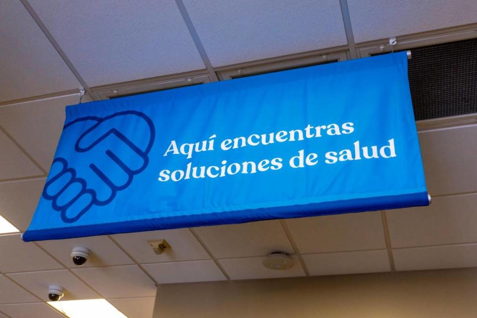 Una pancarta que dice 'Aquí encuentras soluciones de salud' en español en un Florida Blue Center, en Hialeah, Florida, el miércoles 20 de diciembre de 2023. D.A. Varela/dvarela@miamiherald.com