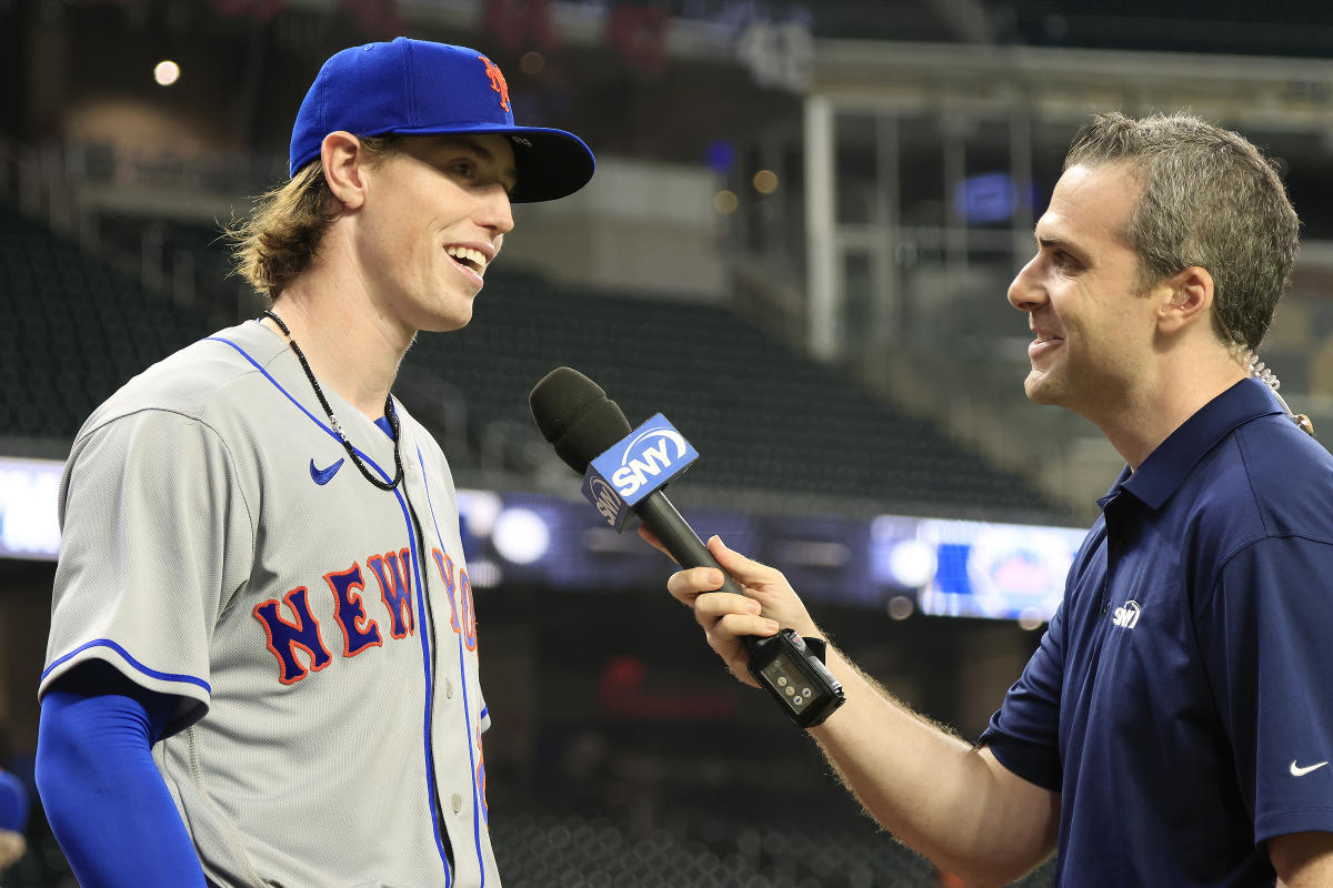 New York Mets broadcaster loses it with MLB star on live TV and