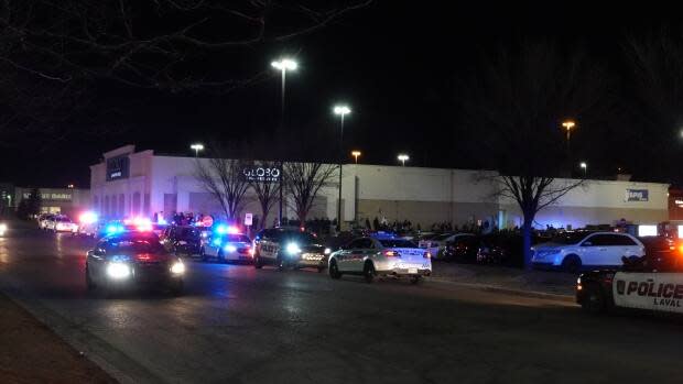 Laval police say they had to call in the Sûreté du Québec to help ticket and disperse a crowd of about 200 young people gathered at a Sainte-Dorothée parking lot Sunday night. (Stéphane Grégoire/Radio-Canada - image credit)