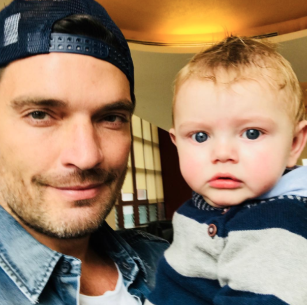 Amigo de Marjorie de Sousa le arrebata a Julián Gil a su hijo; el actor llora y lo llama “alcahueta”