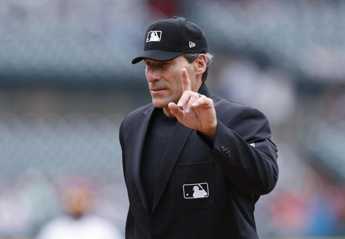 La MLB soutient que les appels manqués ont coûté à Angel Hernandez le travail des World Series en réprimandant son travail d’arbitre