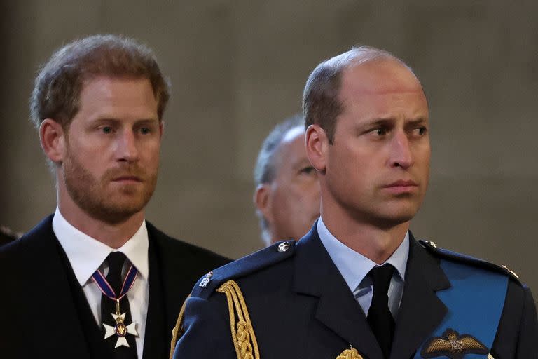 El príncipe Harry (izquierda) de Gran Bretaña, duque de Sussex, y el príncipe Guillermo (derecha) de Gran Bretaña, príncipe de Gales, reaccionan cuando el ataúd de la reina Isabel II de Gran Bretaña llega al Palacio de Westminster, luego de una procesión desde el Palacio de Buckingham, en Londres