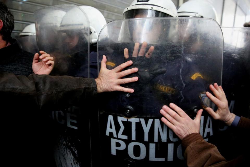 <p>Ärzte und Pflegepersonal protestieren vor dem Finanzministerium in Athen. Ein 24-stündiger Streik soll dafür sorgen, dass mehr Geld in das Gesundheitssystem fließt. (Bild: Alexandros Vlachos/EPA) </p>