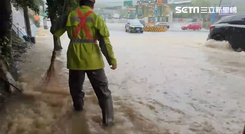 基金一路上黃濁泥水淹沒道路，上班的汽機車通行濺起如浪潮般的水花。（圖／翻攝畫面）