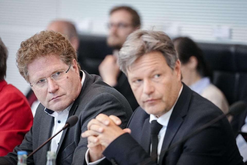 Wirtschaftsminister Robert Habeck (Grüne) mit dem baldigen Ex-Staatssekretär Patrick Graichen (links). - Copyright: picture alliance/dpa | Kay Nietfeld