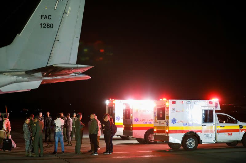 Las ambulancias esperan a los cuatro niños sobrevivientes al accidente de un avión Cessna 206 que se estrelló en la espesa selva y fueron trasladados en avión desde San José del Guaviare, a la base militar de CATAM en Bogotá