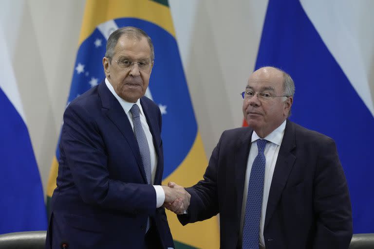 El ministro de Asuntos Exteriores de Rusia, Sergei Lavrov, izquierda, y el ministro de Asuntos Exteriores de Brasil, Mauro Vieira, se dan la mano durante una declaración conjunta en el Palacio de Itamaraty en Brasilia, Brasil, el lunes 17 de abril de 2023