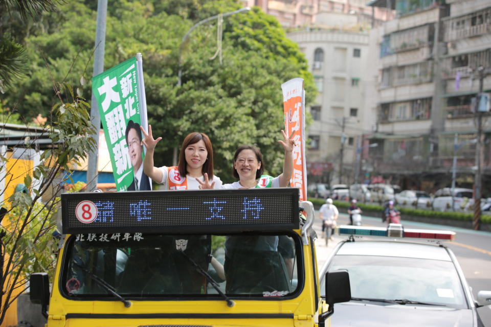 民進黨新北市長候選人林佳龍妻子廖婉如（右）與民進黨新北市雙和市議員候選人張維倩一起車隊掃街拜票。   圖：張維倩競選總部提供