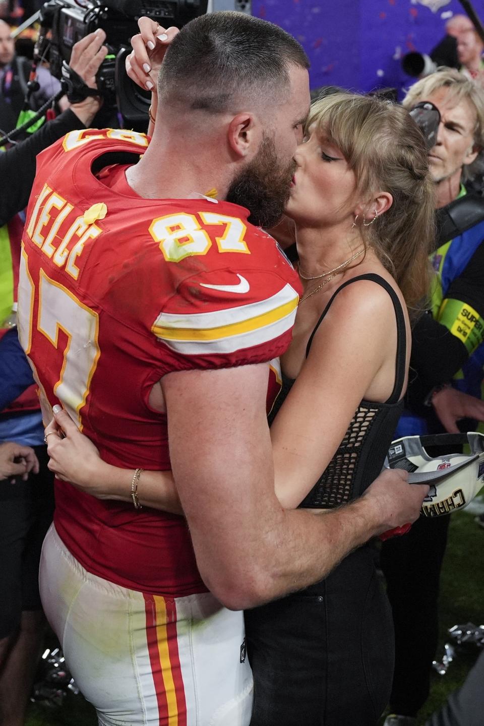 Taylor Swift besa al tight end de los Chiefs de Kansas City Travis Kelce (87) después del Super Bowl 58 de la NFL contra los 49ers de San Francisco el domingo 11 de febrero de 2024, en Las Vegas. Los Chiefs ganaron 25-22. (Foto AP/John Locher)