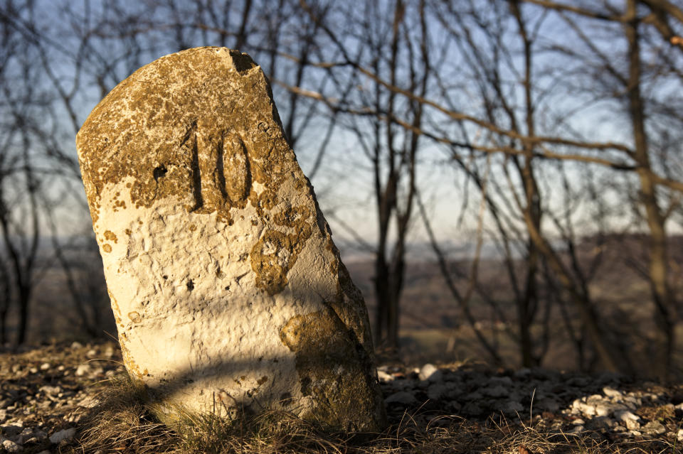 Solche Steine in der Landschaft haben oft eine Funktion, zum Beispiel markieren sie Ländergrenzen und sollten nicht einfach versetzt werden. (Symbolbild: Getty)