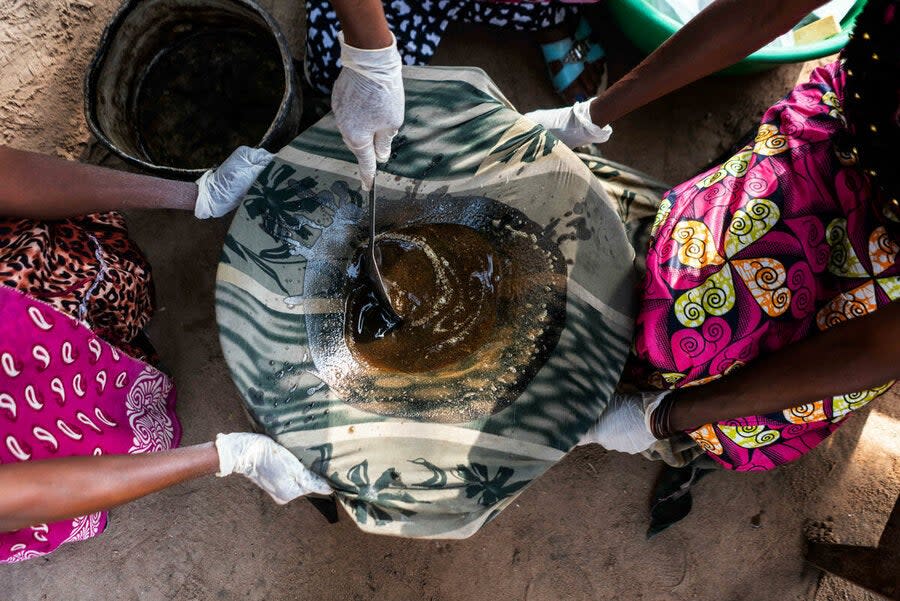 The oil mixture is filtered using cloth (WFP/Arete/Fredrik Lerneryd)