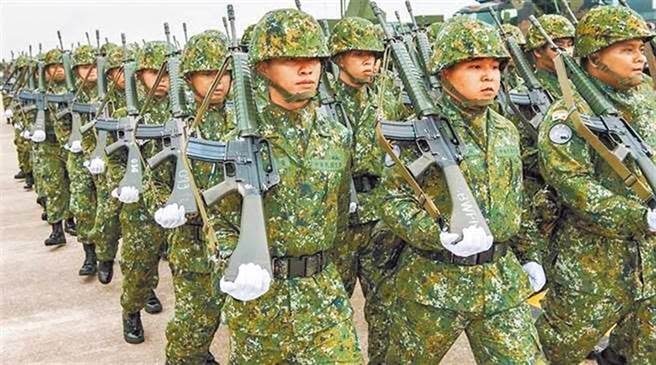 國防部說明官士兵配比適度調整，符合人才長留久用。本報資料照