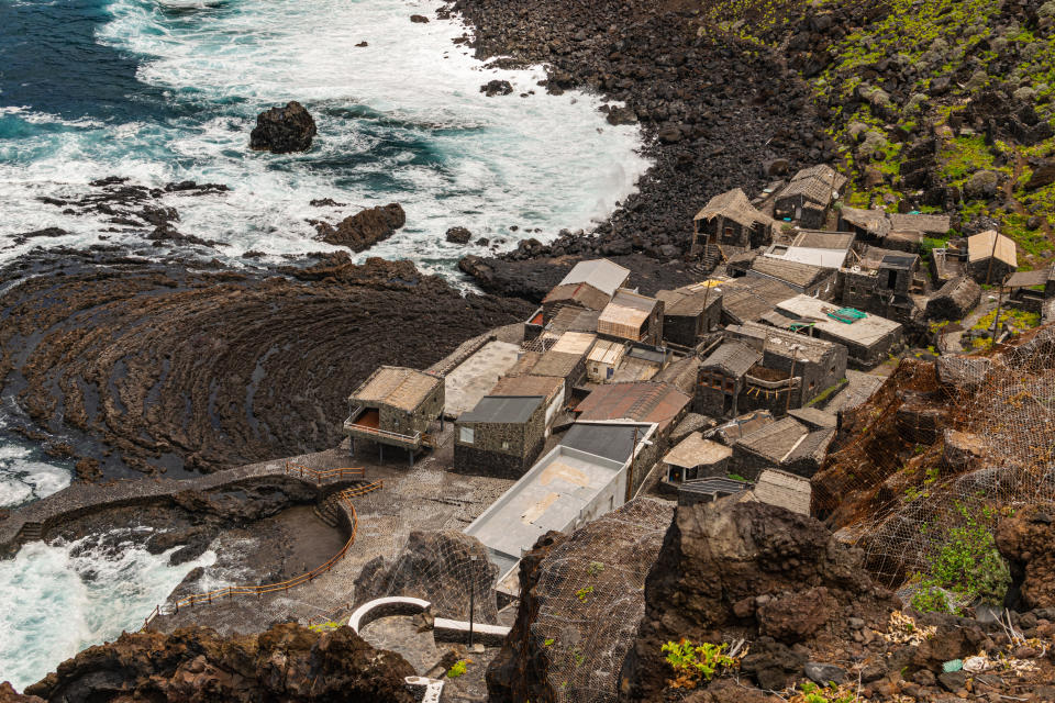 Al norte de la isla de El Hierro se encuentra este peculiar poblado con casas de techo pajizo y muros de piedra volcánica. Cuenta igualmente con dos piscinas naturales que desembocan en el mar. (Foto: Getty Images).