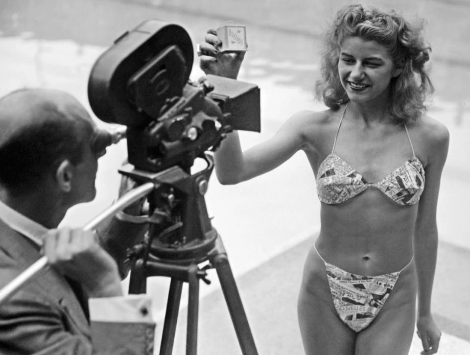 Bitteschön: Der erste Bikini, der jemals entworfen wurde. Vorgeführt wurde der für damalige Verhältnisse unverschämt knappe Zweiteiler vor exakt 70 Jahren von der Nackttänzerin Micheline Bernardini in Paris.