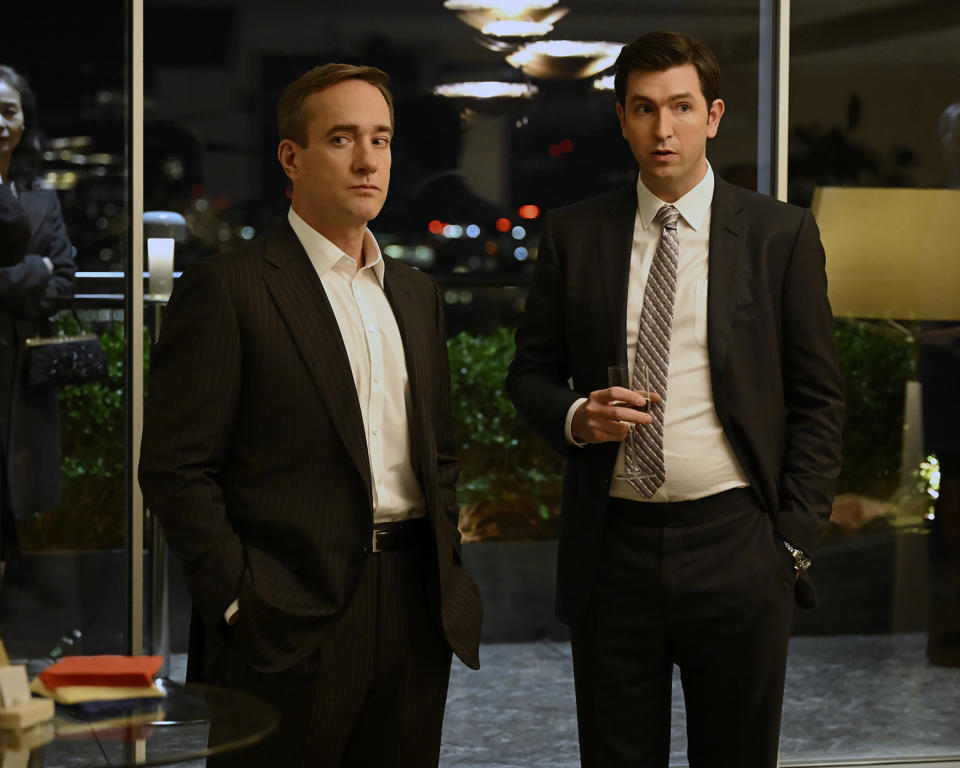 En esta imagen proporcionada por HBO, Matthew Macfadyen como Tom Wambsgans, izquierda, y Nicholas Braun como Greg Hirsch en una escena de la serie "Succession". (HBO vía AP)