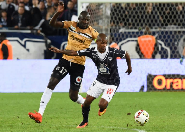 Bordeaux' player Diego Rolan (R) vies with Angers' Cheikh Ndoye (L) during the French L1 football match Bordeaux vs Angers on September 17, 2016