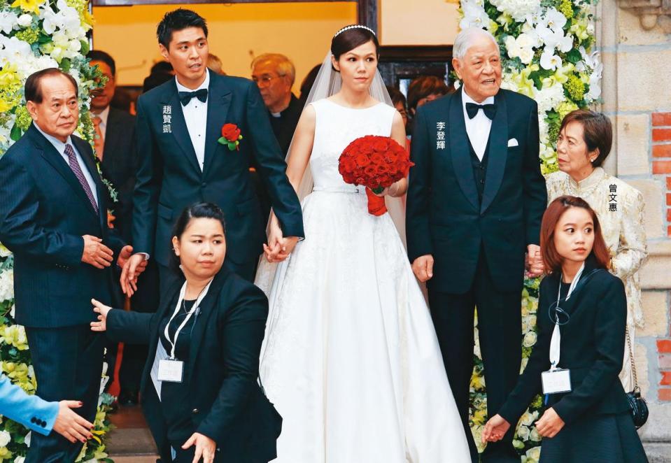 2015年12月15日，李登輝為她最疼愛的孫女李坤儀和孫女婿趙贊凱在濟南教會主婚。（聯合知識庫）