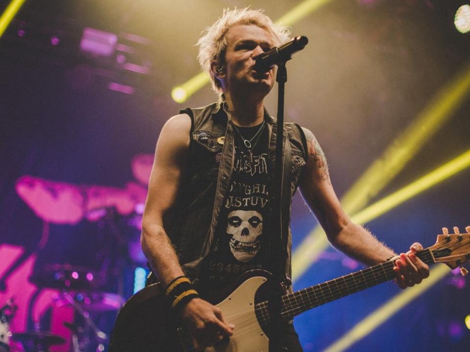 Deryck Whibley von Sum 41 bei einem Auftritt in Manchester. (Bild: ChrisJamesRyanPhotography/Shutterstock.com)