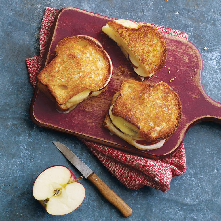 Grilled Apple and Cheddar Sandwiches