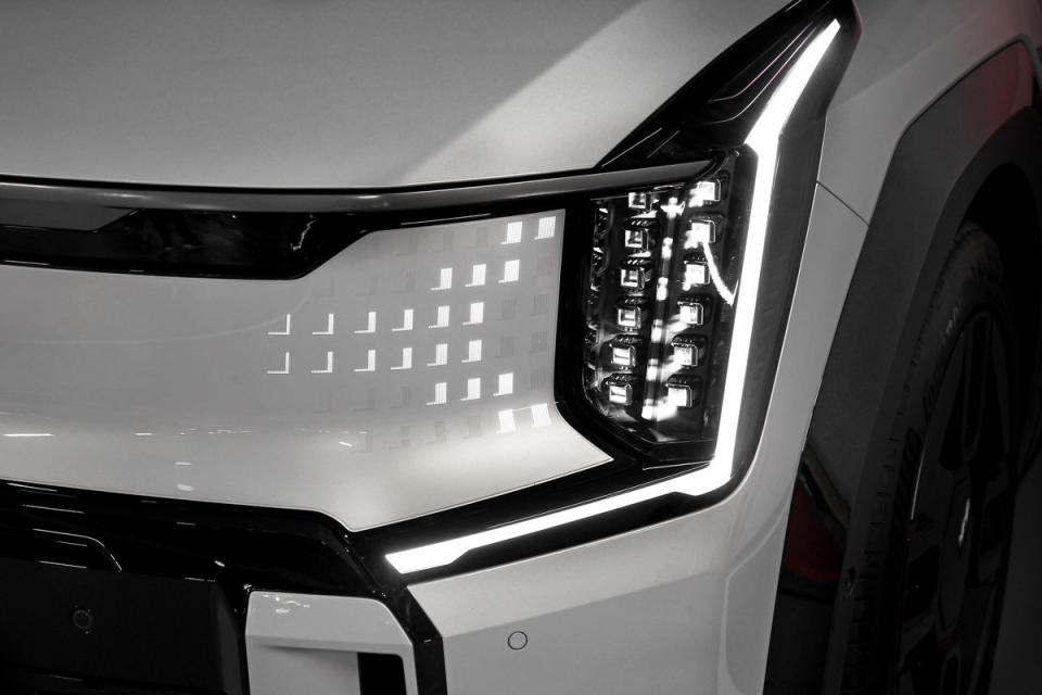 Kia EV9 GT-line AWD配置專屬數位光柵，帶來宛如光雕流瀉般的滿滿儀式感。