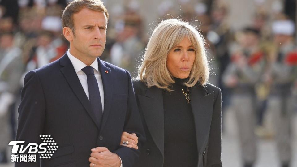 打從當選那一刻起，法國總統馬克洪（左）與妻子布麗姬的師生戀，就成為政壇最被討論的話題。（圖／達志影像美聯社）