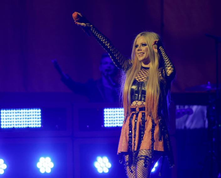Avril Lavigne Is Absolutely Gorgeous In New Pics Wearing Corset And Skirt Angel 