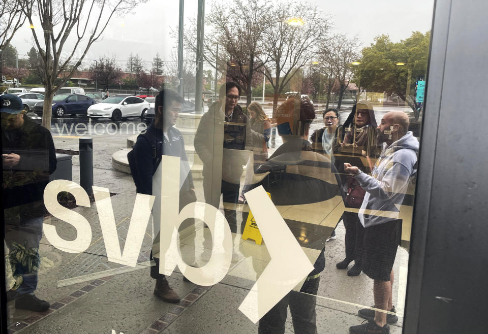 People line up outside of the shuttered Silicon Valley Bank headquarters (Justin Sullivan / Getty Images)