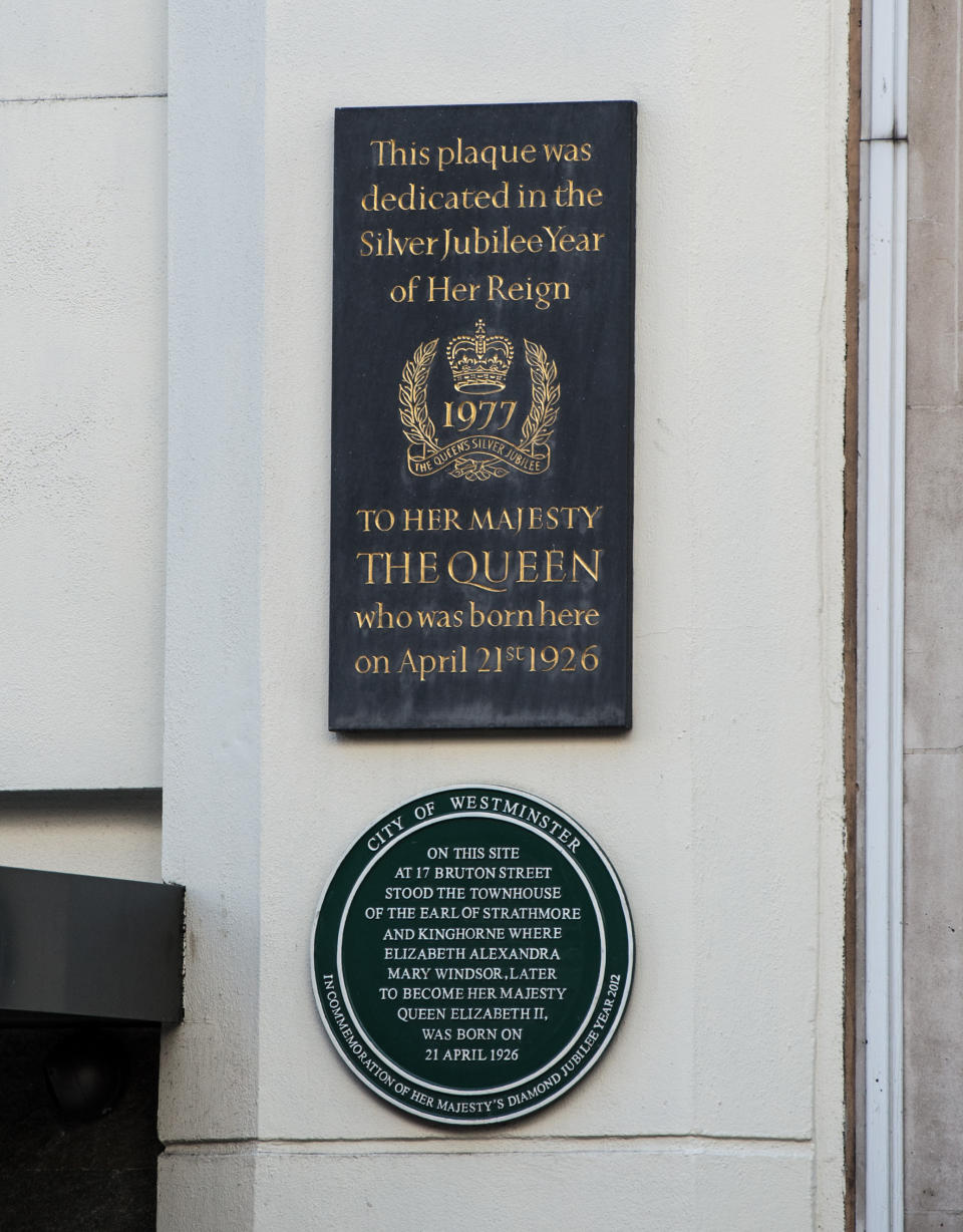 WINDSOR, ENGLAND - APRIL 20:  A general view of two plaques that mark the birthplace of the Queen at 17 Bruton Street on April 20, 2016 in Windsor, England. Queen Elizabeth II will celebrate her 90th birthday on Thursday April 21, 2016 when a series of events will mark the occasion including the traditional walkabout and the lighting of a thousand bonfires in her honour worldwide.  (Photo by Chris Ratcliffe/Getty Images)