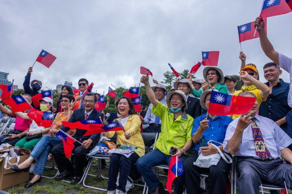 10月10日，人們在「雙十」國慶節期間歡呼。