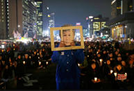 <p>Während einer Demonstration für den Rücktritt von Park Geun-hye trägt ein Demonstrierender eine Maske mit dem Gesicht der südkoreanischen Präsidentin. (Bild: AP Photo/Ahn Young-joon) </p>