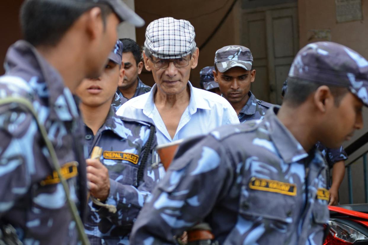 Le tueur en série Charles Sobhraj escorté par des policiers lors d'une audience à Bhaktapur (Népal), le 12 juin 2014. - Prakash MATHEMA / AFP