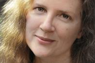 <p>Auch ihr Erfolg hängt unmittelbar mit der filmischen Umsetzung ihrer Bücher zusammen: Schon kurz nach der Veröffentlichung des "Panem"-Romans 2007 konnte Suzanne Collins ihren Stoff verkaufen. Die vier "Tribute"-Filme mit Jennifer Lawrence waren weltweit erfolgreiche Blockbuster. Ihr Vermögen wird auf 80 Millionen Dollar geschätzt. (Bild: CapPryor / dtv)</p> 