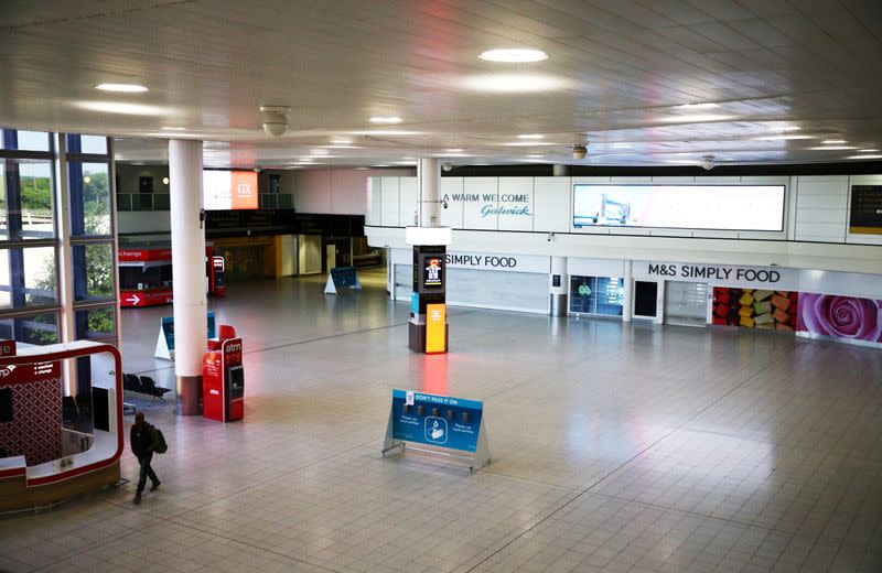 FOTO DE ARCHIVO: Un hombre entra en un desierrto aeropuesto de Gatwick