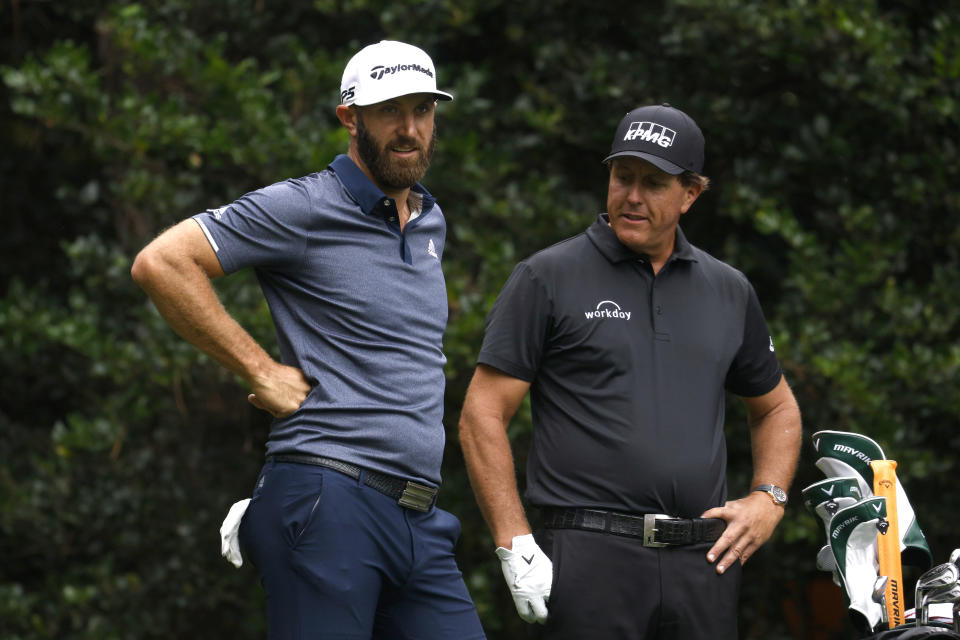 Dustin Johnson y Phil Mickelson están acumulando cheques de pago, incluso si nadie está mirando.  (Reuters/Mike Segar)