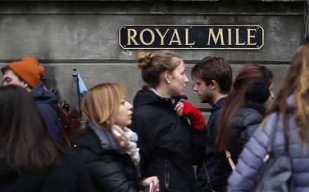 Pedestrians walk along the Royal Mile, a busy street which runs from Edinburgh Castle to Holyrood Palace, in Edinburgh, Scotland May 1, 2014. REUTERS/Suzanne Plunkett